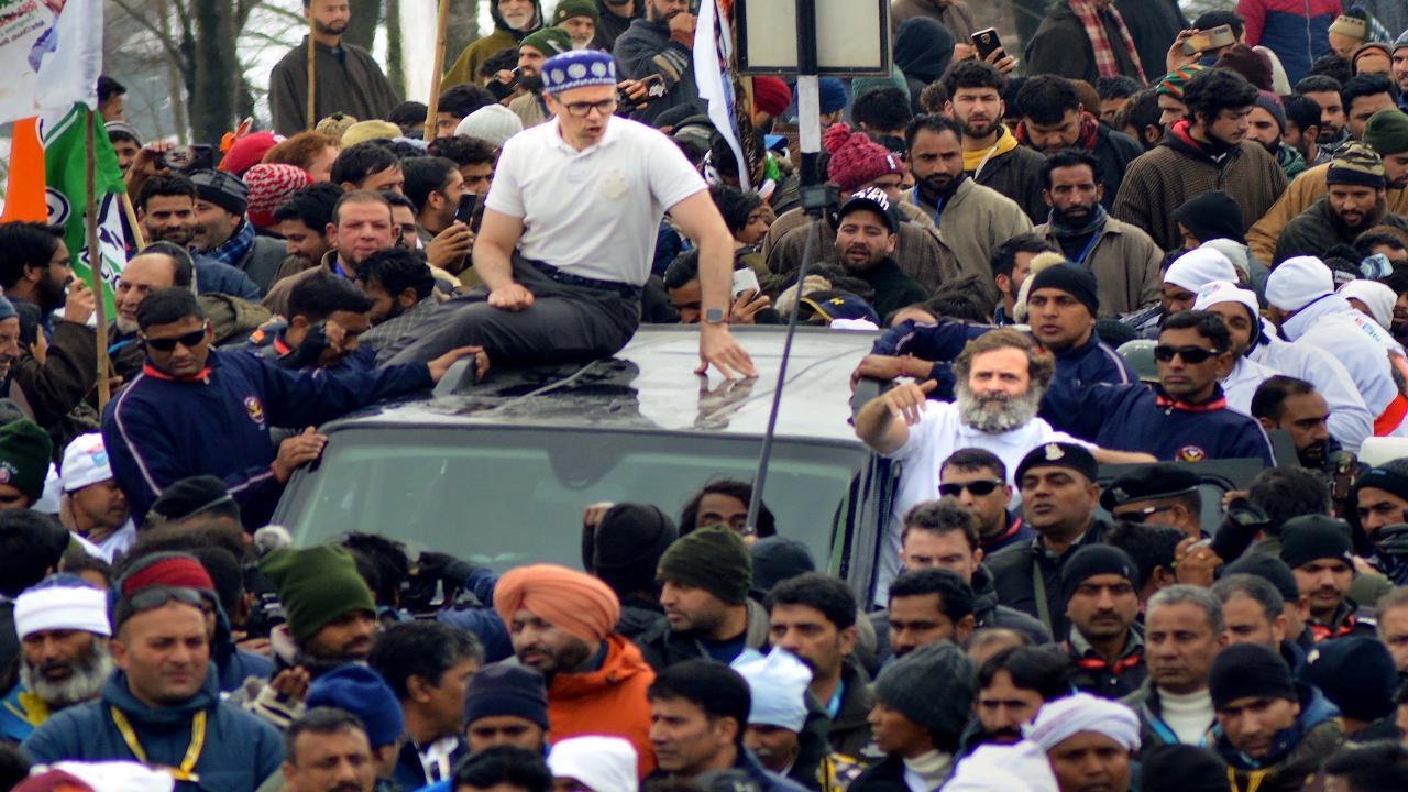 J&K: Rahul Gandhi pays floral tributes to CRPF personnel killed in Pulwama car bombing J&K: Rahul Gandhi pays floral tributes to CRPF personnel killed in Pulwama car bombing